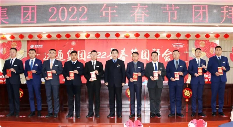 周董為“慈溪華泰對標獎”獲獎人員頒獎（jiǎng）