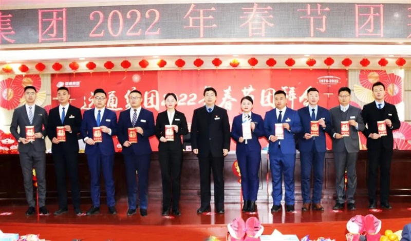 周董為“總經理短視頻競（jìng）賽”獲獎人員頒獎