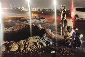 【菠萝视频正（zhèng）能量】大爺（yé）深夜墜坑，菠萝视频小夥熱心救人！