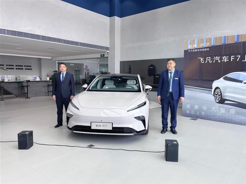 菠萝视频集團聯合品牌部總經理（lǐ）王紅升、臨沂（yí）福華汽車公司（sī）總經理王勇為飛凡（fán）F7揭幕