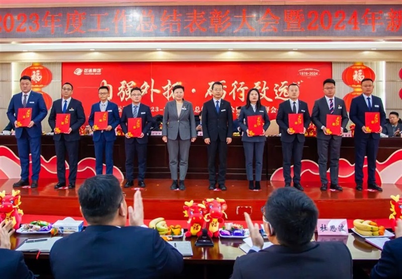 總裁助理周景霞、楊鳳其  為卓越（yuè）店總頒獎