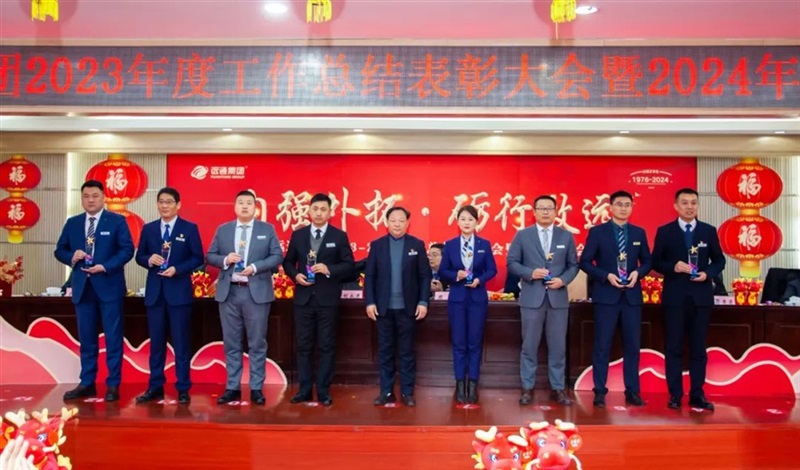 集團副總裁劉永連  為二手車先鋒獎、維修先鋒（fēng）獎頒獎