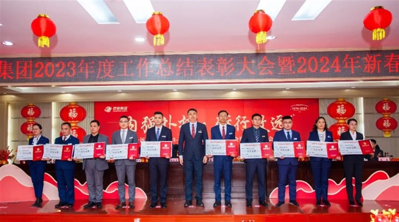 集團副總裁武（wǔ）強  為金融業務先進單位頒獎