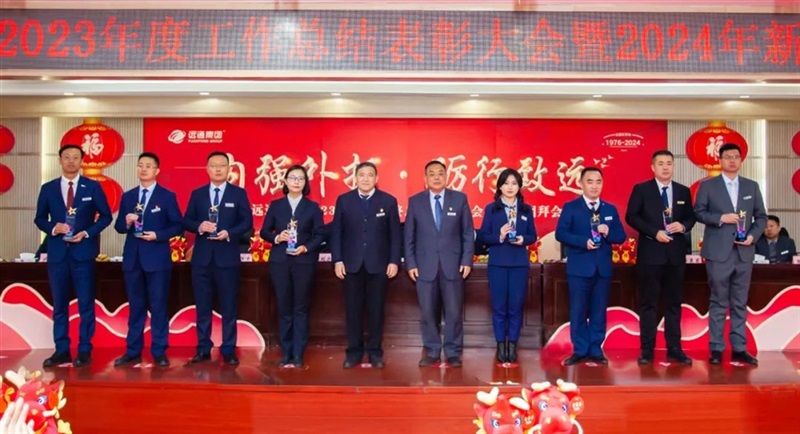 集團副總裁楊成斌、王保友  為新能源先鋒獎、新媒體營銷獎頒獎