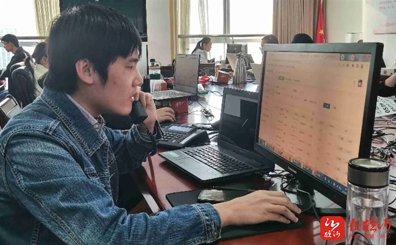 工作人員（yuán）正在接聽谘詢電話